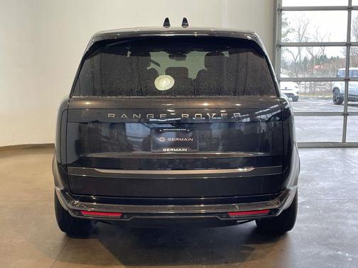 Santorini Black 2026 Land Rover Range Rover P400 SE 7 Seat