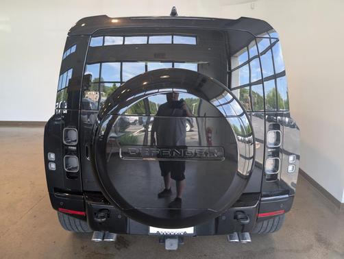 2024 Land Rover Defender 110 V8