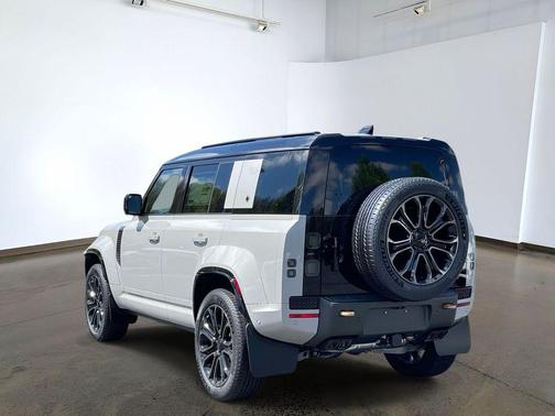 Borasco Grey Metallic 2026 Land Rover Defender P635 OCTA