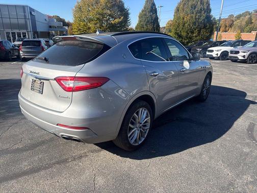 Bianco Alpi Pearlescent 2017 Maserati Levante Base