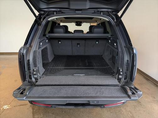 2025 Land Rover Range Rover P550e SE