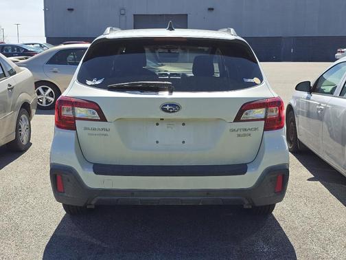 Crystal White Pearl 2019 Subaru Outback 3.6R Touring