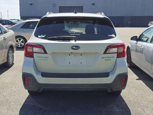 Crystal White Pearl 2019 Subaru Outback 3.6R Touring