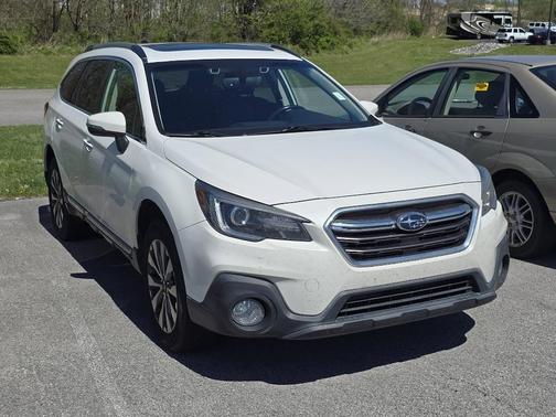 Crystal White Pearl 2019 Subaru Outback 3.6R Touring