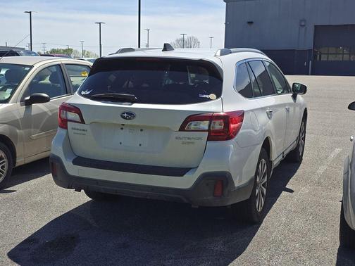 Crystal White Pearl 2019 Subaru Outback 3.6R Touring