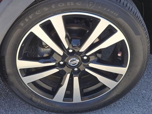 Cayenne Red / Super Black 2019 Nissan Kicks SR