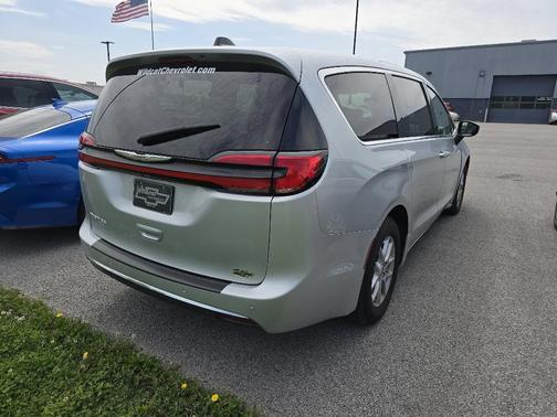 2023 Chrysler Pacifica Touring-L