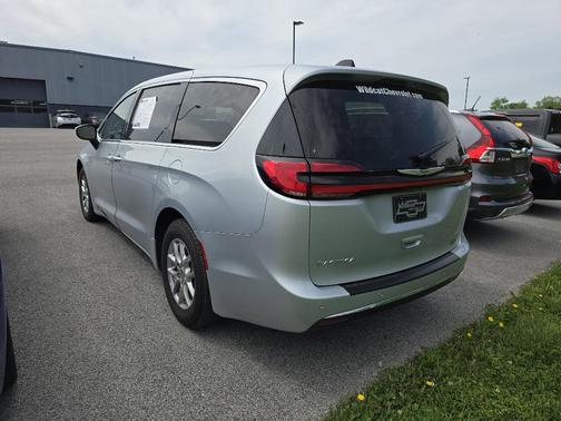 2023 Chrysler Pacifica Touring-L