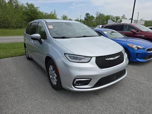 2023 Chrysler Pacifica Touring-L