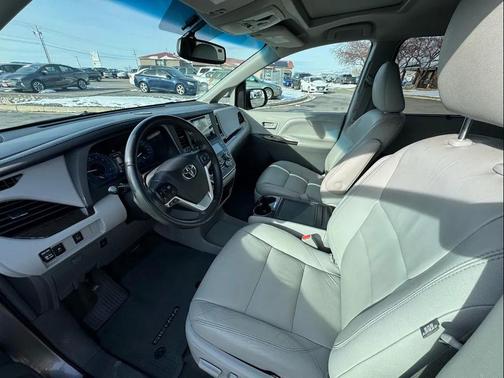 2017 Toyota Sienna XLE