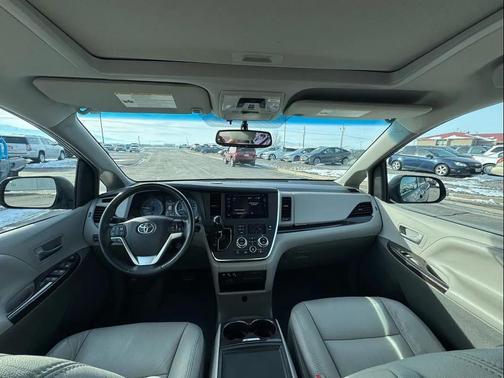 2017 Toyota Sienna XLE