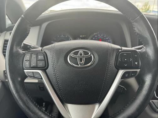 Midnight Black Metallic 2019 Toyota Sienna XLE