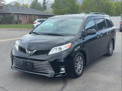 Midnight Black Metallic 2019 Toyota Sienna XLE