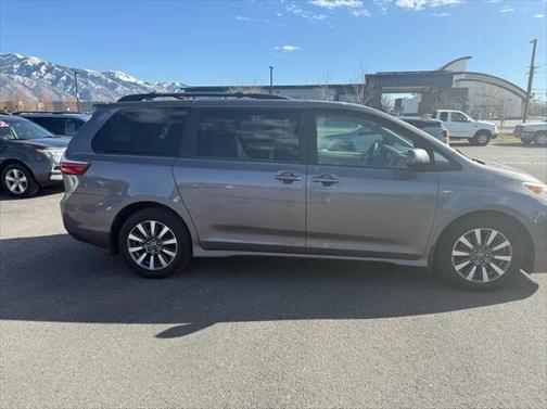 2020 Toyota Sienna LE