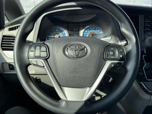 2018 Toyota Sienna LE