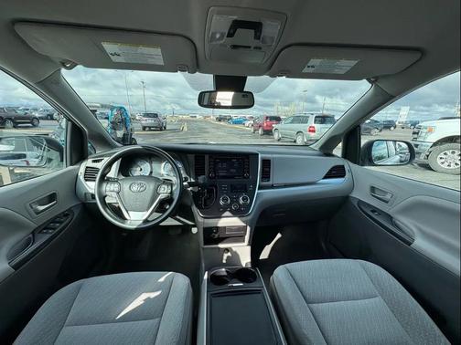2018 Toyota Sienna LE