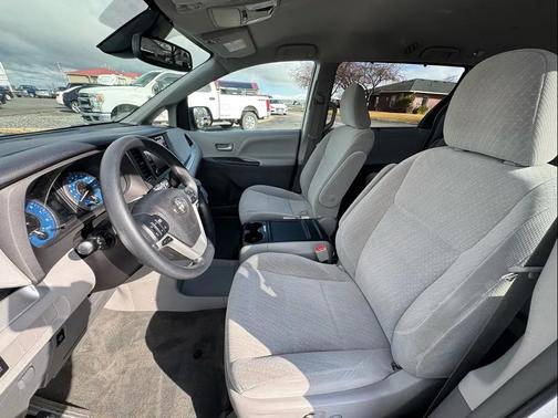 2018 Toyota Sienna LE