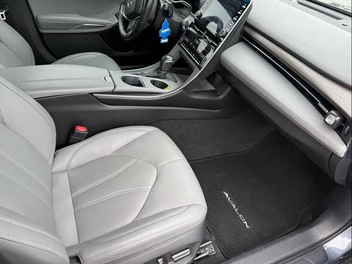 2022 Toyota Avalon XLE