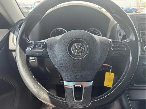 Deep Black Metallic 2013 Volkswagen Tiguan SE