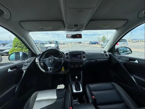 Deep Black Metallic 2013 Volkswagen Tiguan SE