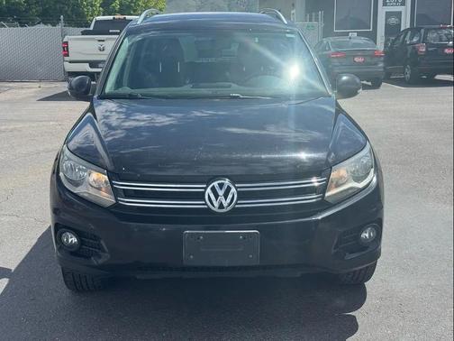 Deep Black Metallic 2013 Volkswagen Tiguan SE