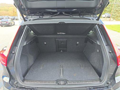 2024 Volvo XC40 B5 Plus Bright Theme