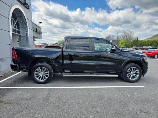 Diamond Black Crystal Pearlcoat 2021 RAM 1500 Laramie