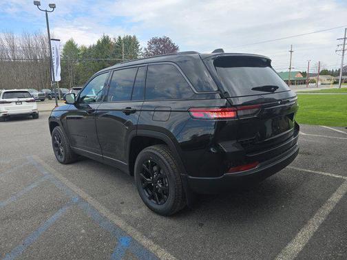 Diamond Black Crystal Pearlcoat 2026 Jeep Grand Cherokee Altitude