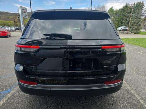 Diamond Black Crystal Pearlcoat 2026 Jeep Grand Cherokee Altitude