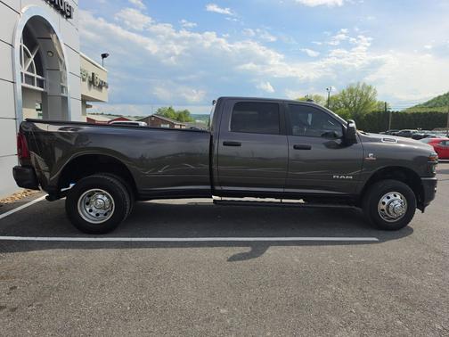 Granite Crystal Metallic Clearcoat 2025 RAM 3500 Big Horn Crew Cab 4x4 8' Box