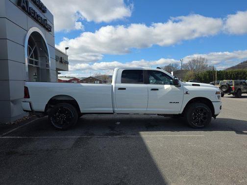 Bright White Clearcoat 2026 RAM 3500 Big Horn Crew Cab 4x4 8' Box