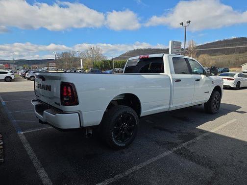 Bright White Clearcoat 2026 RAM 3500 Big Horn Crew Cab 4x4 8' Box