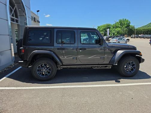 Black Clearcoat 2026 Jeep Wrangler 4-Door 85th Anniversary Edition