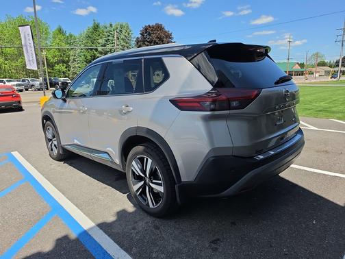 Champagne Silver Metallic/Super Black 2021 Nissan Rogue SL