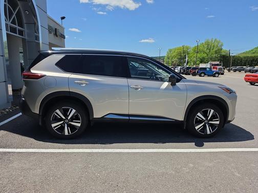 Champagne Silver Metallic/Super Black 2021 Nissan Rogue SL
