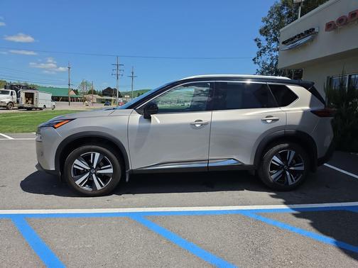 Champagne Silver Metallic/Super Black 2021 Nissan Rogue SL