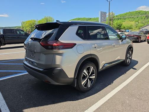 Champagne Silver Metallic/Super Black 2021 Nissan Rogue SL