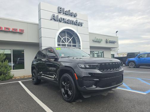 Diamond Black Crystal Pearlcoat 2023 Jeep Grand Cherokee Altitude