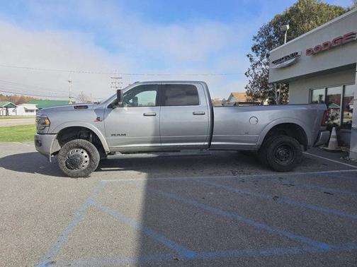 2020 RAM 3500 Laramie Crew Cab 4x4 8' Box
