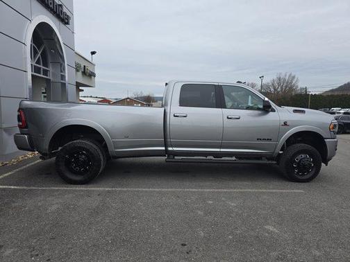 2020 RAM 3500 Laramie Crew Cab 4x4 8' Box