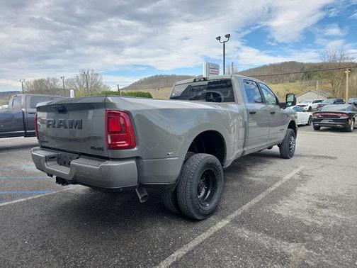 Ceramic Gray Clearcoat 2026 RAM 3500 Big Horn Crew Cab 4x4 8' Box
