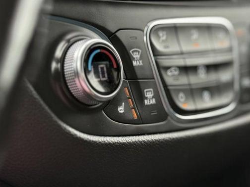 Iridescent Pearl Tricoat 2022 Chevrolet Equinox 1LT