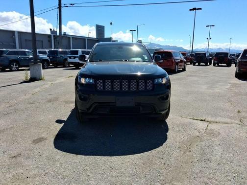 Diamond Black 2022 Jeep Grand Cherokee WK Laredo