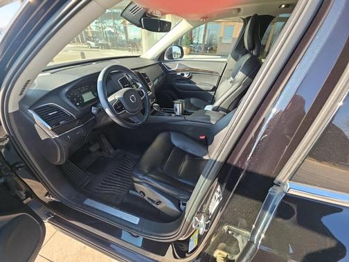 2017 Volvo XC90 T6 Momentum