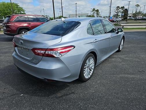2020 Toyota Camry Hybrid XLE