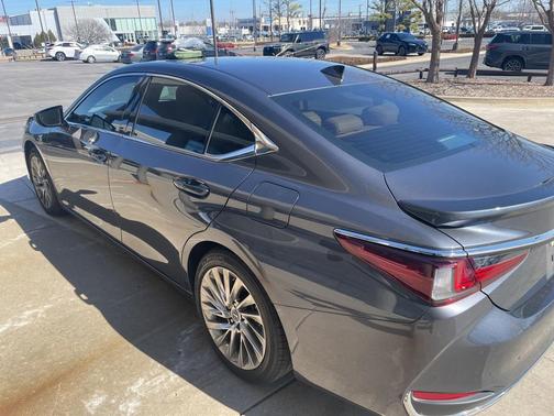 2023 Lexus ES 300h Ultra Luxury