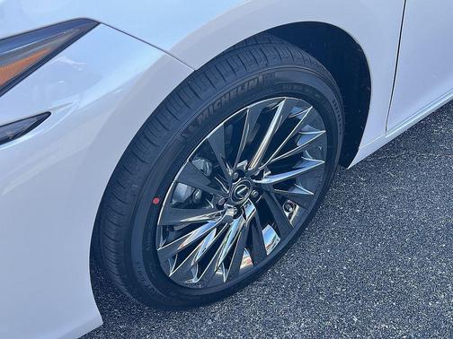 2025 Lexus ES 350 Ultra Luxury