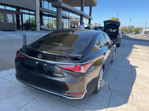 2021 Lexus ES 300h Ultra Luxury