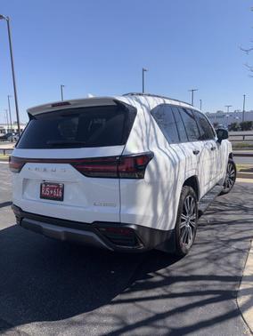 Pear 2024 Lexus LX 600 Luxury