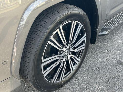 2025 Lexus LX 700h Luxury